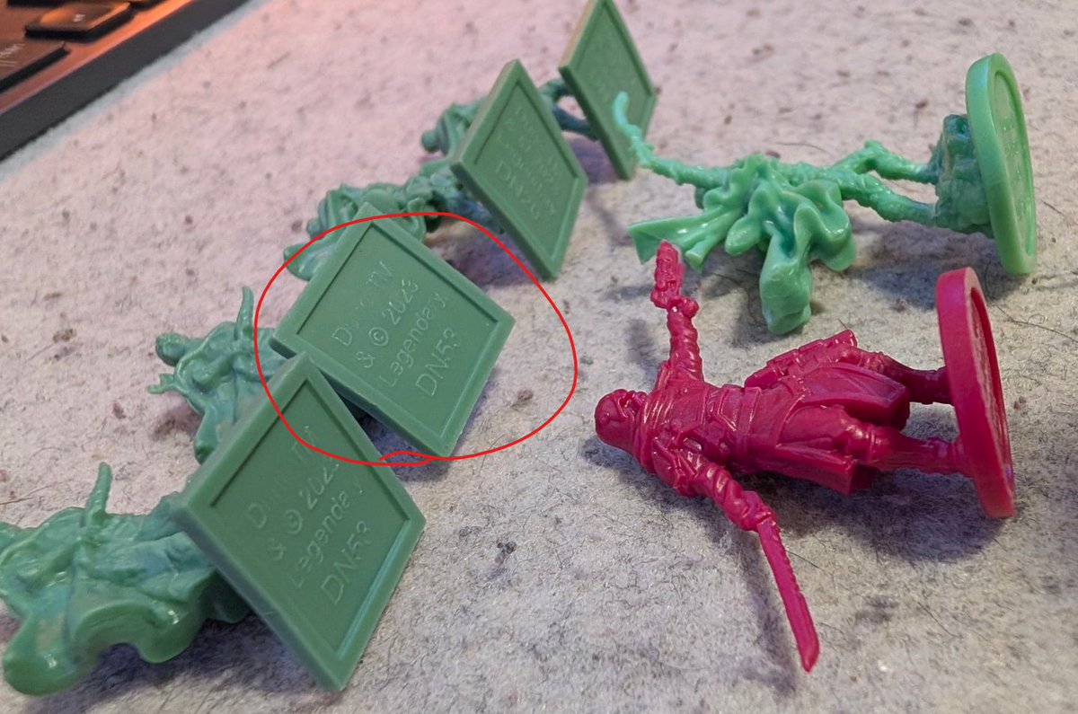 siliuto's tweet photo. @Asmodee_es El muy buen juego, pero estoy muy decepcionado con la respuesta de @Asmodee_es ante la situación de haber recibido una caja con algunas minis dobladas. No me parece serio que tras pagar 134€ por un juego, tenga que reparar yo mismo los componentes con un secador #dune https://t.co/QvgcAxT8Uq