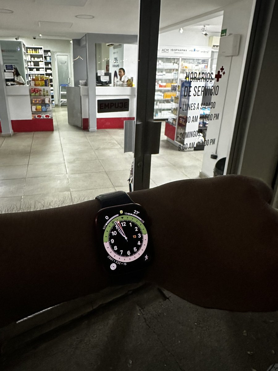 willAlvarez91's tweet photo. El día de ayer fui @FarmaciasUNO de redondel Luceiro , claramente el rótulo decía que cerraban a las 11:00pm , llegué faltando 10 minutos para que cerrara. Porque necesitaba unos medicamentos y las empleadas no quisieron atenderme diciéndome que ya habían cerrado y faltaban min https://t.co/4ysahRXANL