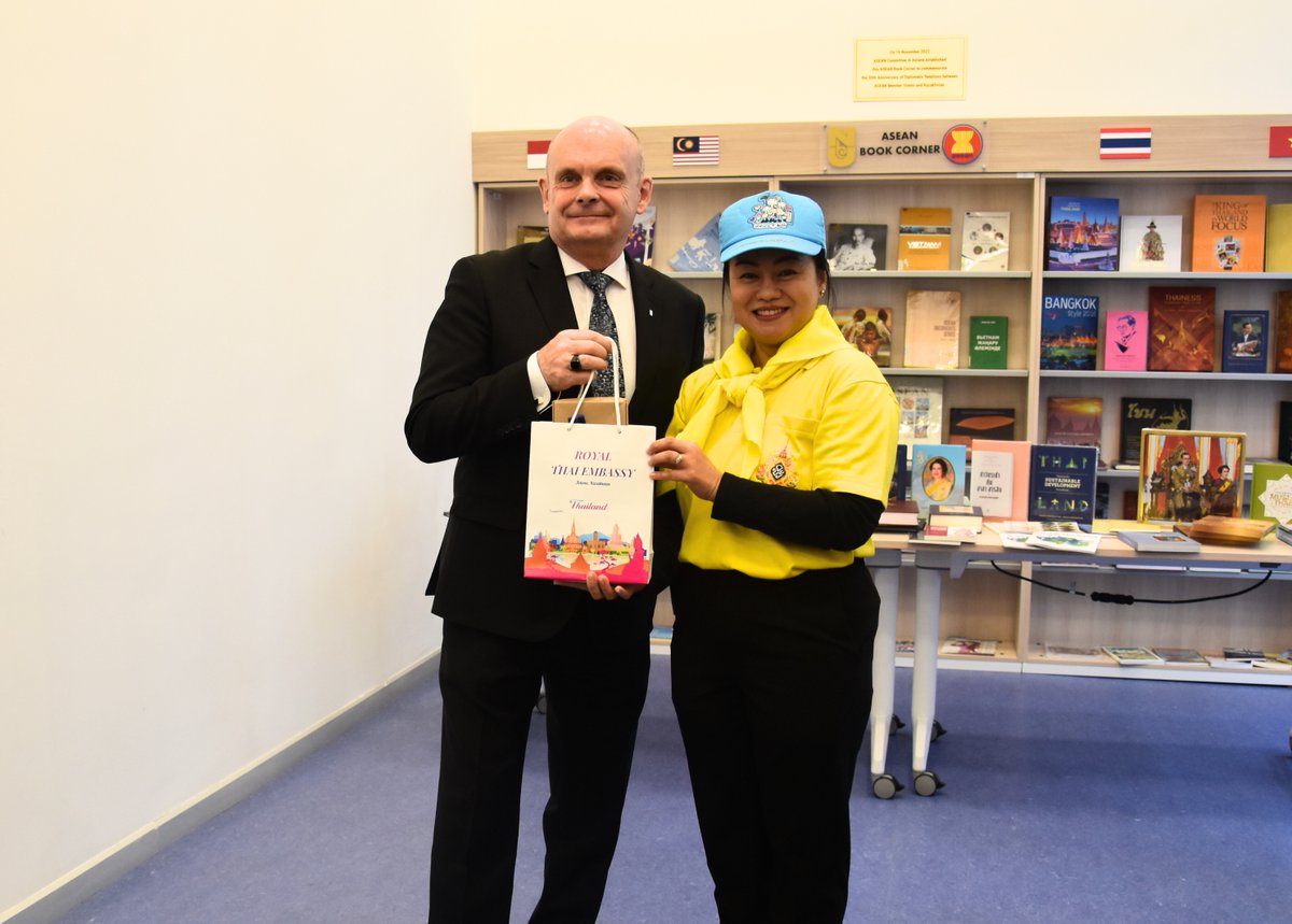 NU_Library_NU's tweet image. 📚🇹🇭 On Jan 14, 2025, the Royal Thai Embassy donated books to the NU Library, showcasing Thailand’s rich cultural and educational heritage.
Explore the new collection in the Culture Room (5e.334).
#NULibrary #RoyalThaiEmbassy #BookDonation #CulturalExchange