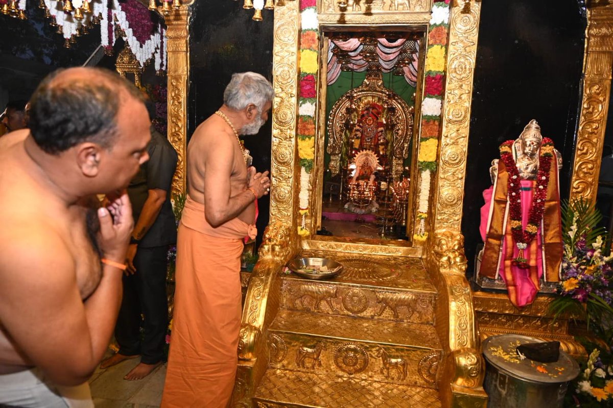 పుంగనూరు నియోజకవర్గం 
సదుం మండలం యర్రాతివారిపల్లి లోని శ్రీ కోటమలై అయ్యప్ప స్వామి ఆలయంలో తీరుఆభరణాలు సమర్పించడం జరిగింది.