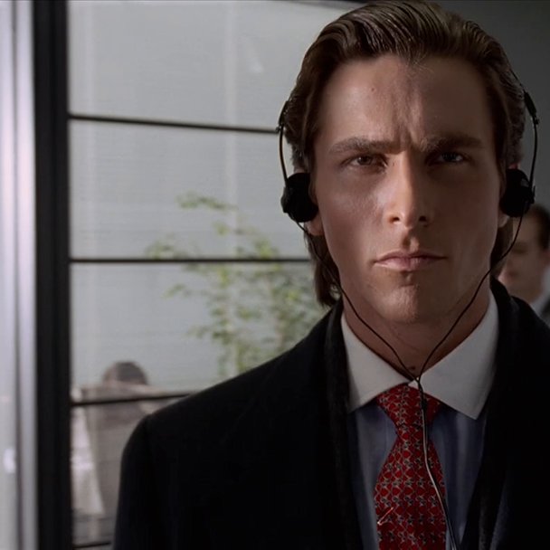Otro detalle que nos encanta de MEMENTO: comparte canción de créditos finales con AMERICAN PSYCHO, dos películas que, además, se estrenaron el mismo año. 

¿El temarraco? Something in the air, de David Bowie.

🎟️Ya sabes, MEMENTO, este jueves a las 20:00 en cines MK2.