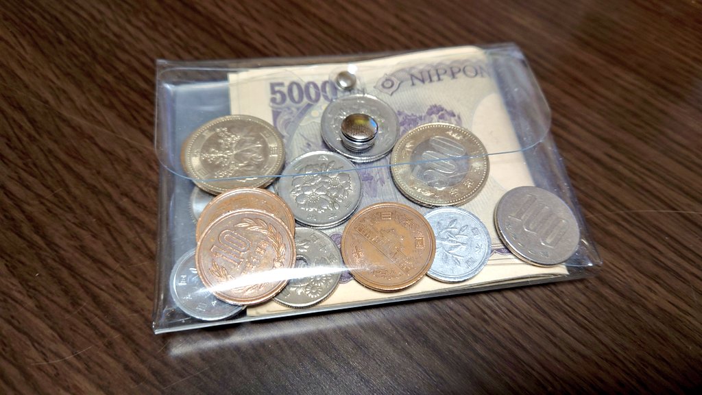 PoYmd's tweet image. バイト行く時用の百均財布？が使いやすすぎる免許証パッと見せれるし1万崩す用のお札もピッタリ入るし小銭もいっぱい入る上に取り出しやすい。もう3個くらい欲しい。