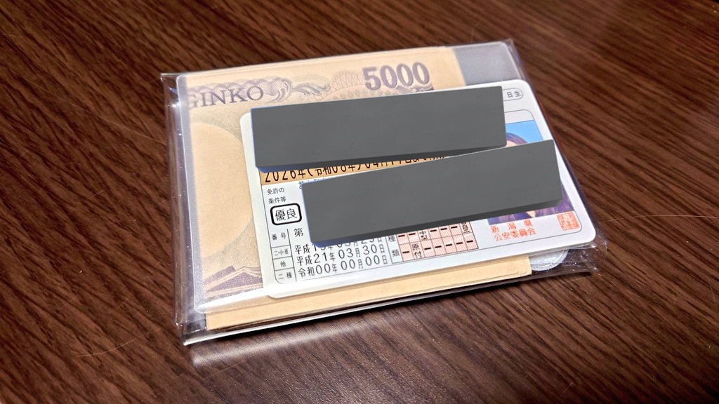 PoYmd's tweet image. バイト行く時用の百均財布？が使いやすすぎる免許証パッと見せれるし1万崩す用のお札もピッタリ入るし小銭もいっぱい入る上に取り出しやすい。もう3個くらい欲しい。