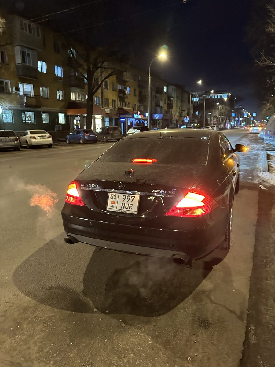 Стояла на киевской, ждала такси в ≈3 метрах от этого животного. Т.к. дорога односторонняя смотрела в другую сторону, как вдруг меня сбивает эта машина, я падаю и в панике отползаю вбок, потому что он не останавливался. Встаю, в окно стучу,а он мне наглым тоном «я вас не видел»🤡