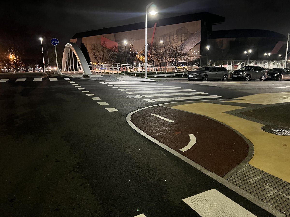 Dice el <a href="/elcomerciodigit/">EL COMERCIO</a> que ha costado 199.000€ pero como en el publireportaje de <a href="/lanuevaespana/">La Nueva España</a> no sacan fotos de los detalles buenos 🥲

Carriles bici sí pero no así 👇