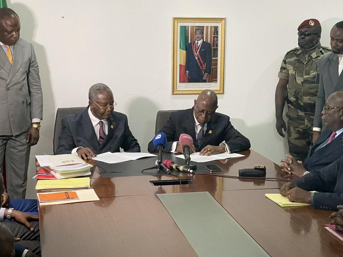 MSP_CG's tweet photo. 🚨 OFFICIEL : Le Prof. Jean Rosaire Ibara a pris ses fonctions de Ministre de la Santé et de la Population du Congo 🇨🇬
@MokokiG https://t.co/VbN7E7fQko