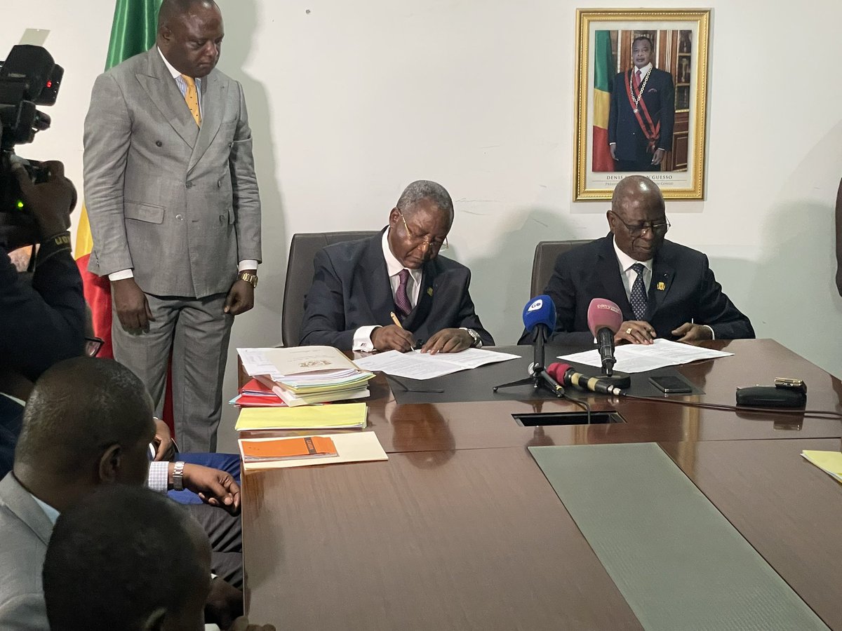 MSP_CG's tweet photo. 🚨 OFFICIEL : Le Prof. Jean Rosaire Ibara a pris ses fonctions de Ministre de la Santé et de la Population du Congo 🇨🇬
@MokokiG https://t.co/VbN7E7fQko
