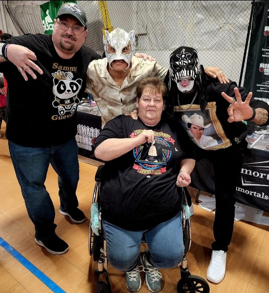 JerseySleep's tweet photo. Looking around on Wrestling social media, Everyone is sharing their "I met Penta" pic after his amazing debut match on @WWE  Raw last night! Well.... When in Rome, right!? Here is when I met "@PENTAELZEROM AND his brother  @ReyFenixMx. The Lucha Bros.
#WWE #Penta  #CeroMierdo https://t.co/aPeOj6xgCm