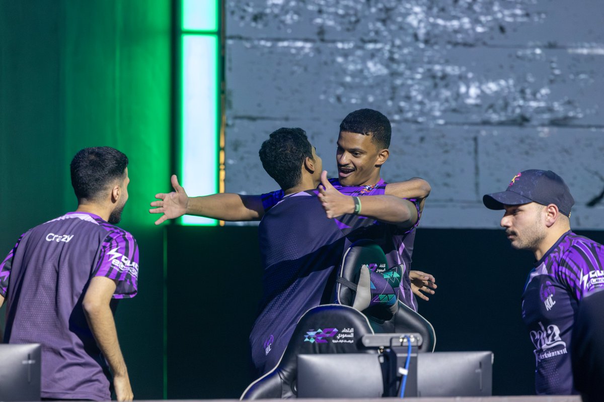 SaudieLeague's tweet photo. @VisionEsportggs @R8xesports #3

لحظات فوز لاعبين نادي @esports_ROC
وتهنئتهم لبعضهم في بطولة #Rainbow6Siege

بعد سلسلة فوز متتالية في #الدوري_السعودي_للرياضات_الإلكترونية  🏆🔥 https://t.co/iGFAgoeOUO