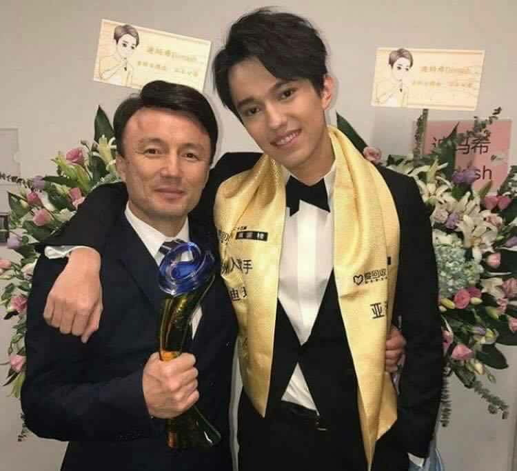 AtlantideDQdear's tweet photo. @dimash_official Un uomo di valore onora in ogni circostanza coloro che l'hanno generato e Dimash è un uomo dai valori molto alti.
THE BURNING HEART
#MySoul
#DimashQudaiberge https://t.co/7fc0rzBULB