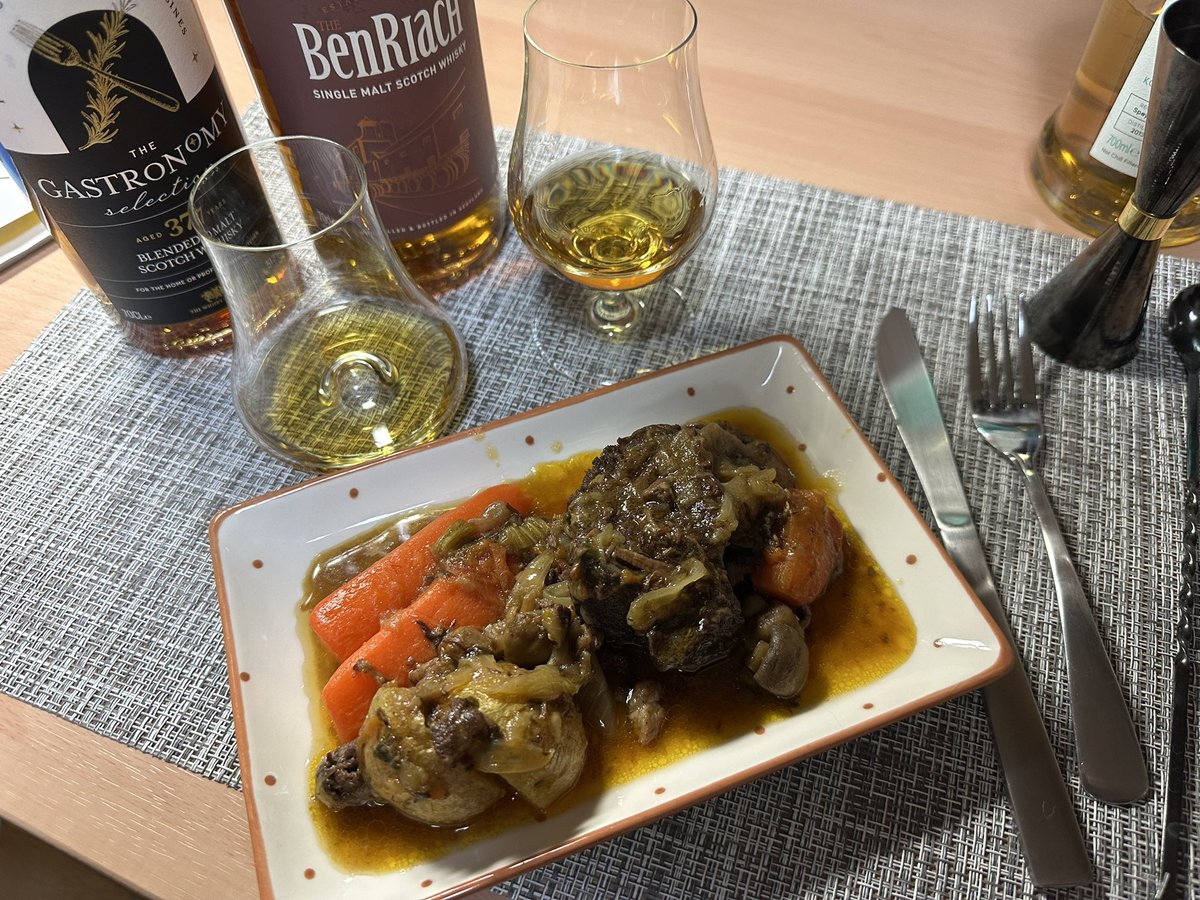 T592401's tweet photo. ガストロノミーセレクション
美食家のためのウイスキーということで、ビーフシチューとにんじんのグラッセを合わせてみた。香りが料理にも負けておらず、美味しい。 https://t.co/mrsIC74Lml
