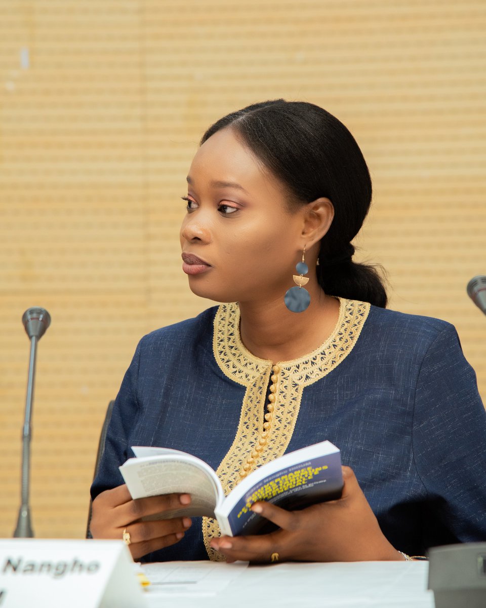 Le <a href="/AhmadouAlyMbaye/">Pr Ahmadou Aly MBAYE</a> , présent à la cérémonie de dédicace de Ndeye Nangho Dioum, Alumni du Master #MDP du #LAPD, a magnifié le travail de l'écrivaine qui a "posé les bonnes questions concernant un segment important de la vie de notre nation."