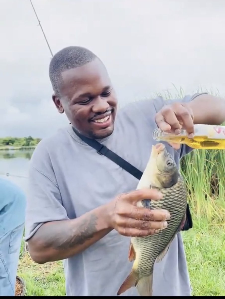 ChrisExcel102's tweet photo. We stand with this brother in these difficult times 

He made a mistake… he needs to be corrected. 

There’s no dustbin for a brother 

Not lose his job because of a fish ….ngumsunu lowo 🤧🤧🤧 https://t.co/PyhrM3ZFvS