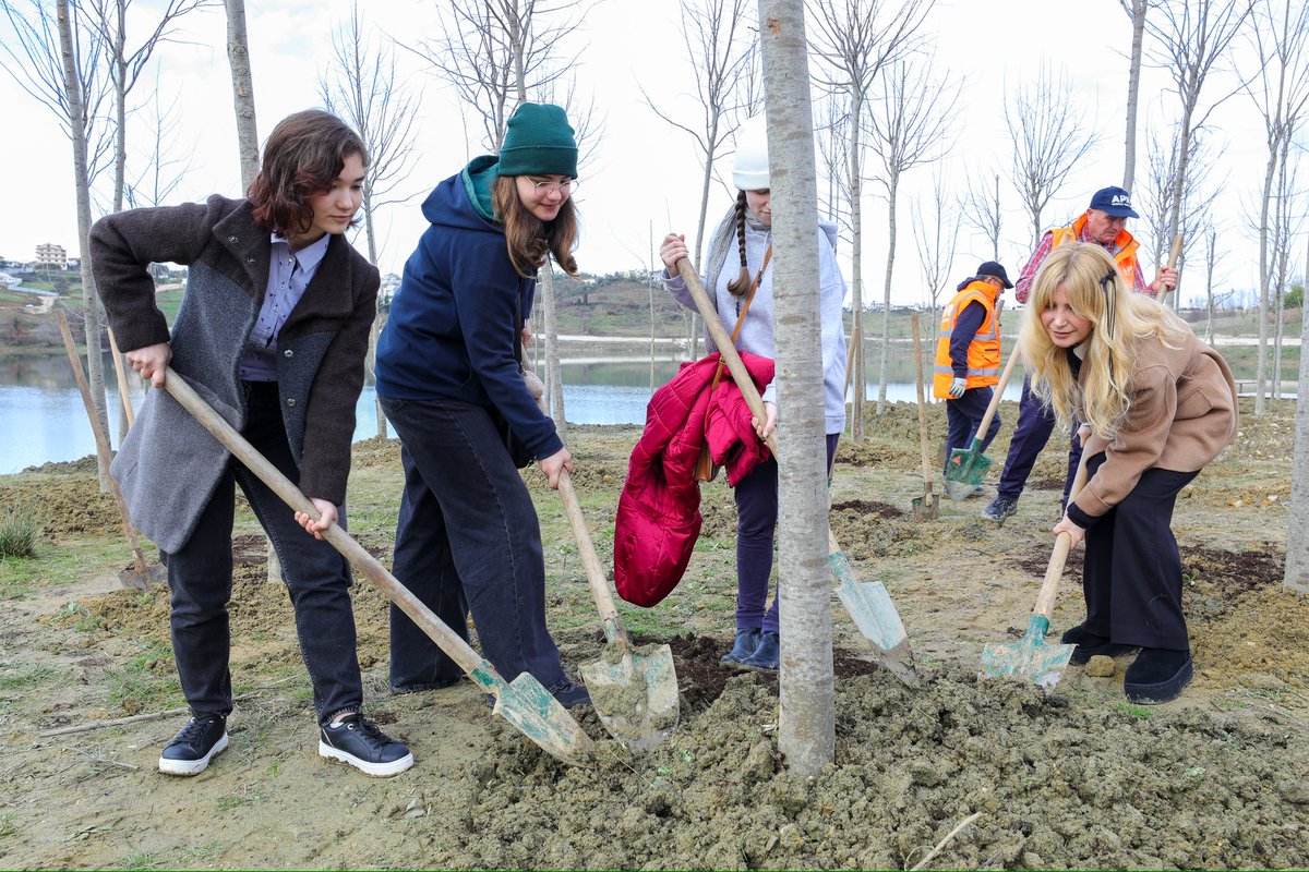 Bashkë me studentë 👩🏻‍🎓 të degës së Arkitekturës i shtuam edhe 300 pemë 🌳 të reja parkut të 📍 Liqenit të Farkës, për t’i dhënë më shumë hijeshi, por edhe për të vijuar misionin tonë të mbjelljeve. 🥰

I ftoj të gjithë qytetarët dhe bizneset të na bashkohen në këtë aksion sepse