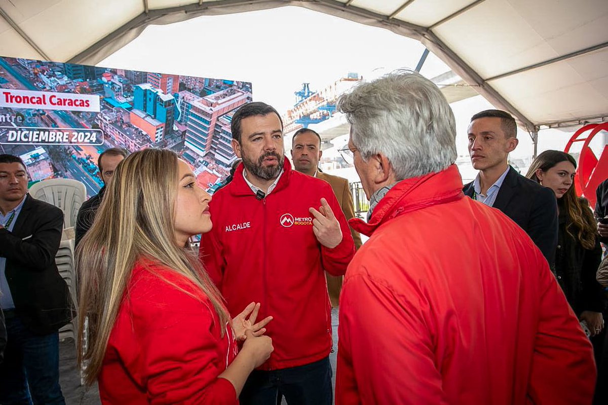 Alcaldiakennedy's tweet photo. Compartimos grandes avances de la Línea 1 del @MetroBogota  junto a nuestro alcalde @CarlosFGalan  en nuestra localidad de #Kennedy. 

Un paso más hacia la movilidad que soñamos. https://t.co/Djd9ZqbJq4