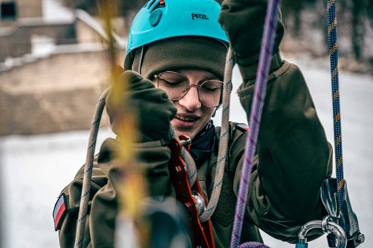 17WBZ's tweet photo. Precyzja, kontrola z domieszką adrenaliny.
Szkolenie z technik 🪢 linowych w wykonaniu żołnierzy #2bpzmot.
Gotowi?
#SWFiS #17WBZ https://t.co/JG3s3a2v8K