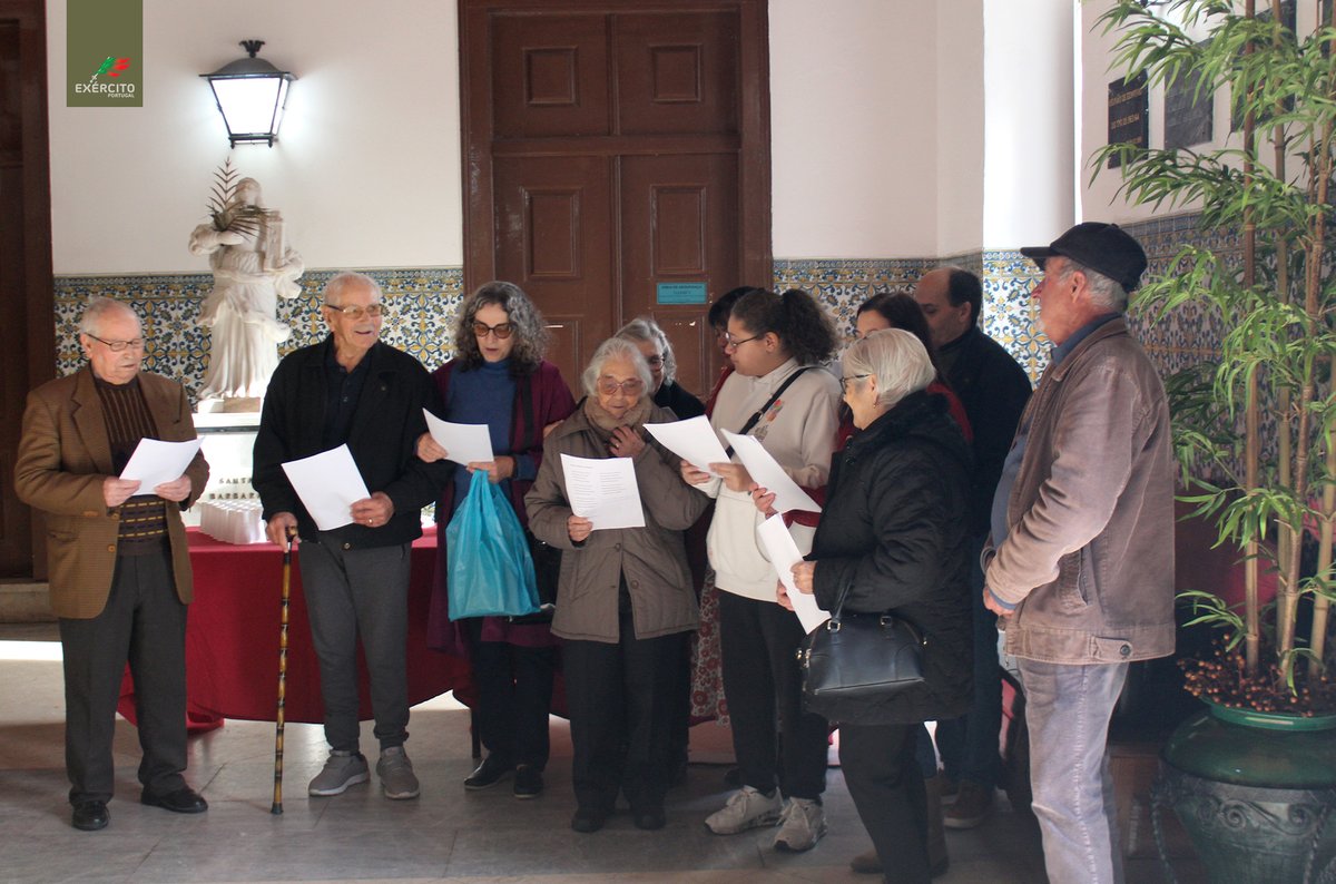 Exercito_pt's tweet photo. 📢Para assinalar a quadra dos Reis, o Regimento de Artilharia N.º 5 recebeu um grupo sénior da Santa Casa da Misericórdia de Vendas Novas, o Grupo de Cante Alentejano “Era uma vez o Cante”, bem como jovens alunos do Colégio Laura Vicunha, que apresentaram temas tradicionais.
#RA5 https://t.co/qfuiFZLKMd