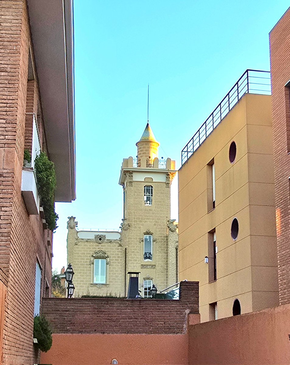 La torre modernista de Can Barnils, a Sant Cugat del Vallès, rodejada per edificis moderns #photographercarlesqf #santcugat #vallèsoccidental <a href="/BCNmoltmes/">Barcelona és molt més</a> <a href="/PaisatgesC/">Paisatges de Catalunya</a> <a href="/PassejantM/">Passejant Pel Món</a> <a href="/patrimonigencat/">Patrimoni</a> <a href="/totsantcugat/">TOT Sant Cugat</a> #modernisme <a href="/RutaModernisme/">Ruta del Modernisme</a> <a href="/camins_de/">Camins de descoberta.</a> <a href="/modernismeCAT/">@modernismeCAT</a>