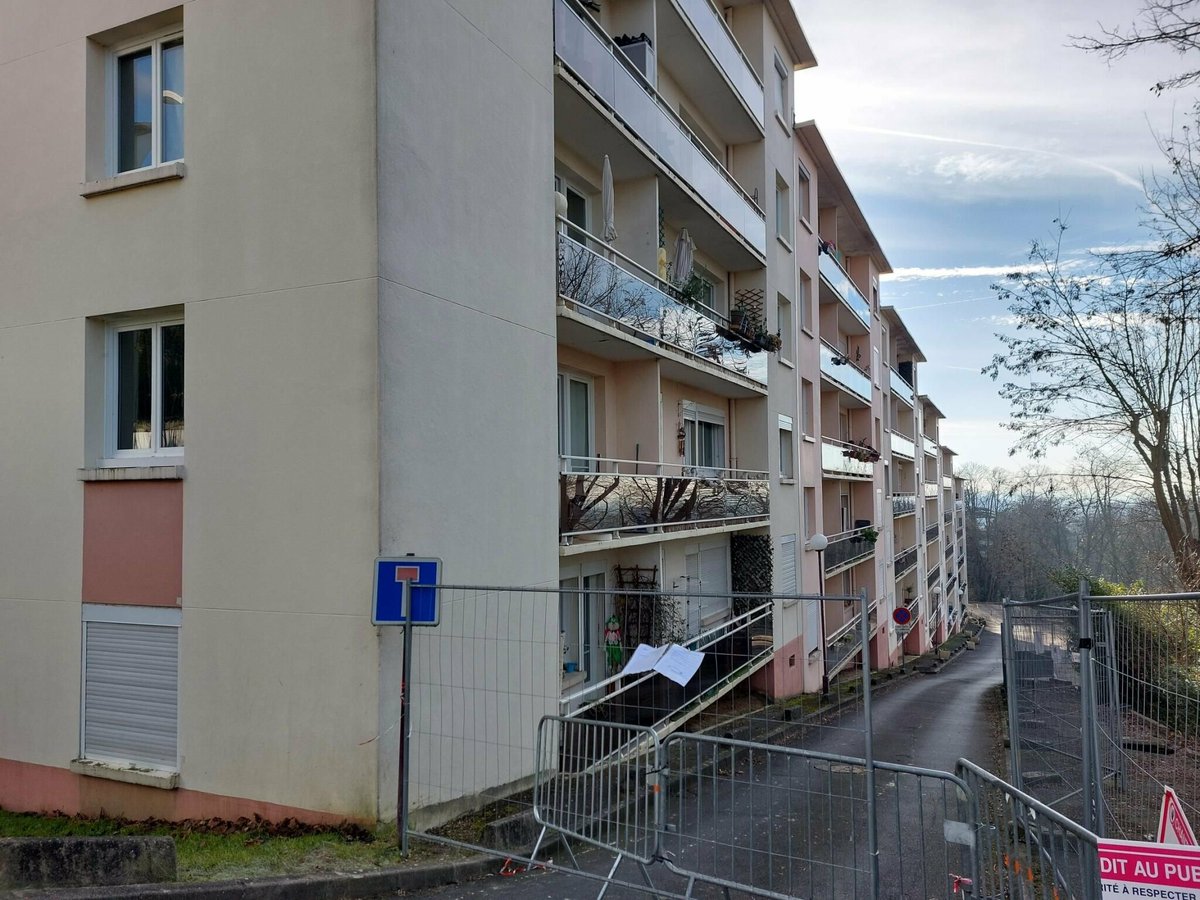 leparisien_95's tweet photo. Montmorency : l’immeuble menace de s’effondrer, 143 personnes évacuées en pleine nuit
➡️ https://t.co/0zFPJhm6oy https://t.co/k3V7LWwEHG