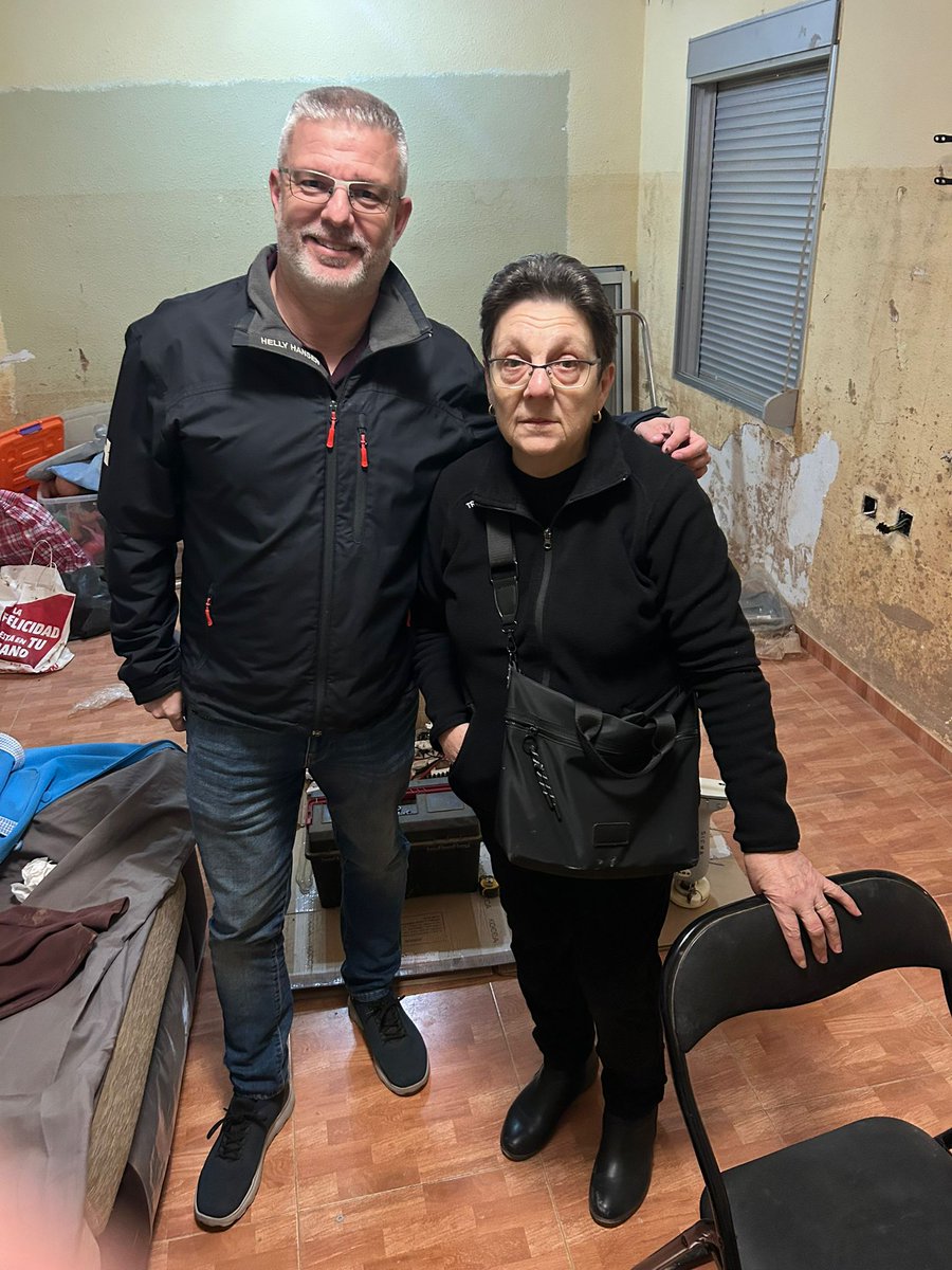jlhortelano's tweet photo. Ayer estuve con @David_Alfafar visitando a Eulalia, una señora de 75 años, viuda, y con la guardia y custodia de su nieta de 11 años huérfana.
Su casa en Parque Alcosa está destrozada y no ha recibido ninguna ayuda, mas allá de las donaciones particulares.
En el ayuntamiento de Alfafar le piden la firma digital de su marido, fallecido hace 12 años, para tramitar las ayudas de Amancio Ortega. Así está el patio
Le hemos dado una ayuda económica para reconstruir la vivienda y que pueda volver con su nieta cuanto antes.
Por desgracia hay muchos casos como estos, donde la administración está siendo absolutamente negligente y se ha visto totalmente superada. Y casi 3 meses después siguen igual o peor pasada la primera urgencia.

Os dejo un video y alguna foto de la vivienda a día de hoy.
