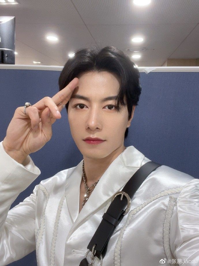 Fazendo aqui a minha aparição pra dizer que eu tô vivo, só (muito) sumidinho daqui. 
Como vocês estão meus queridos? Espero que estejam se cuidando, ou eu vou caçar cada um!! 

/dá um bombom pra quem passa