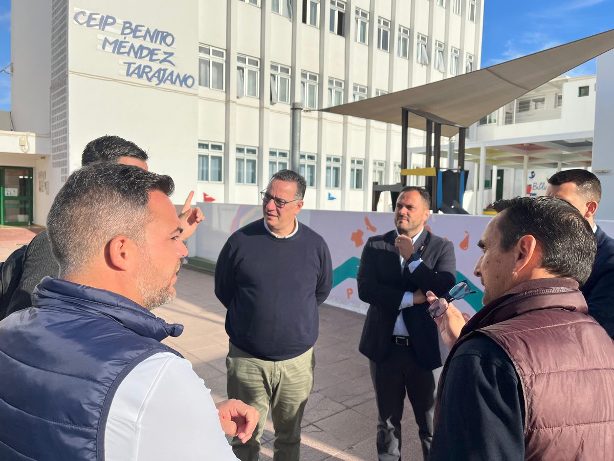 EducacionGobC's tweet photo. .@PoliSuarezgc, junto con el alcalde de Arrecife, Yonathan de León, y otras autoridades insulares, visitó este martes el CEIP Benito Méndez Tarajano, donde pudo conocer, de primera mano, algunas de las necesidades del centro. https://t.co/06gIyZFzEW