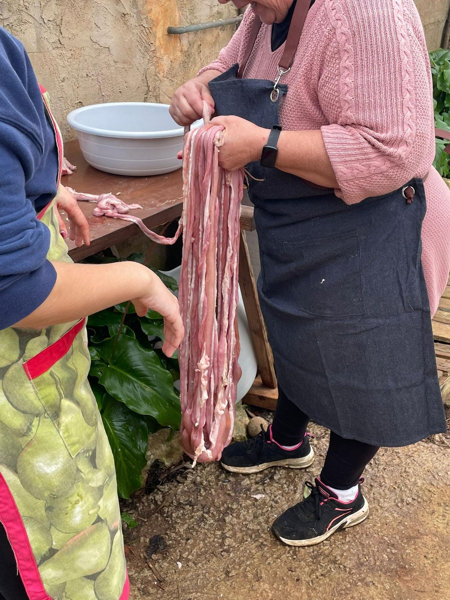 diariomallorca's tweet photo. Un palmesano de 'matances': «Que no nos quiten esta tradición».

El sacrificio del cerdo es uno de los rituales más populares de Baleares, donde toda la familia y amigos se unen para celebrar este verdadero acontecimiento social. 
👉 https://t.co/IIXgPae2yE https://t.co/uUevT5sVlO