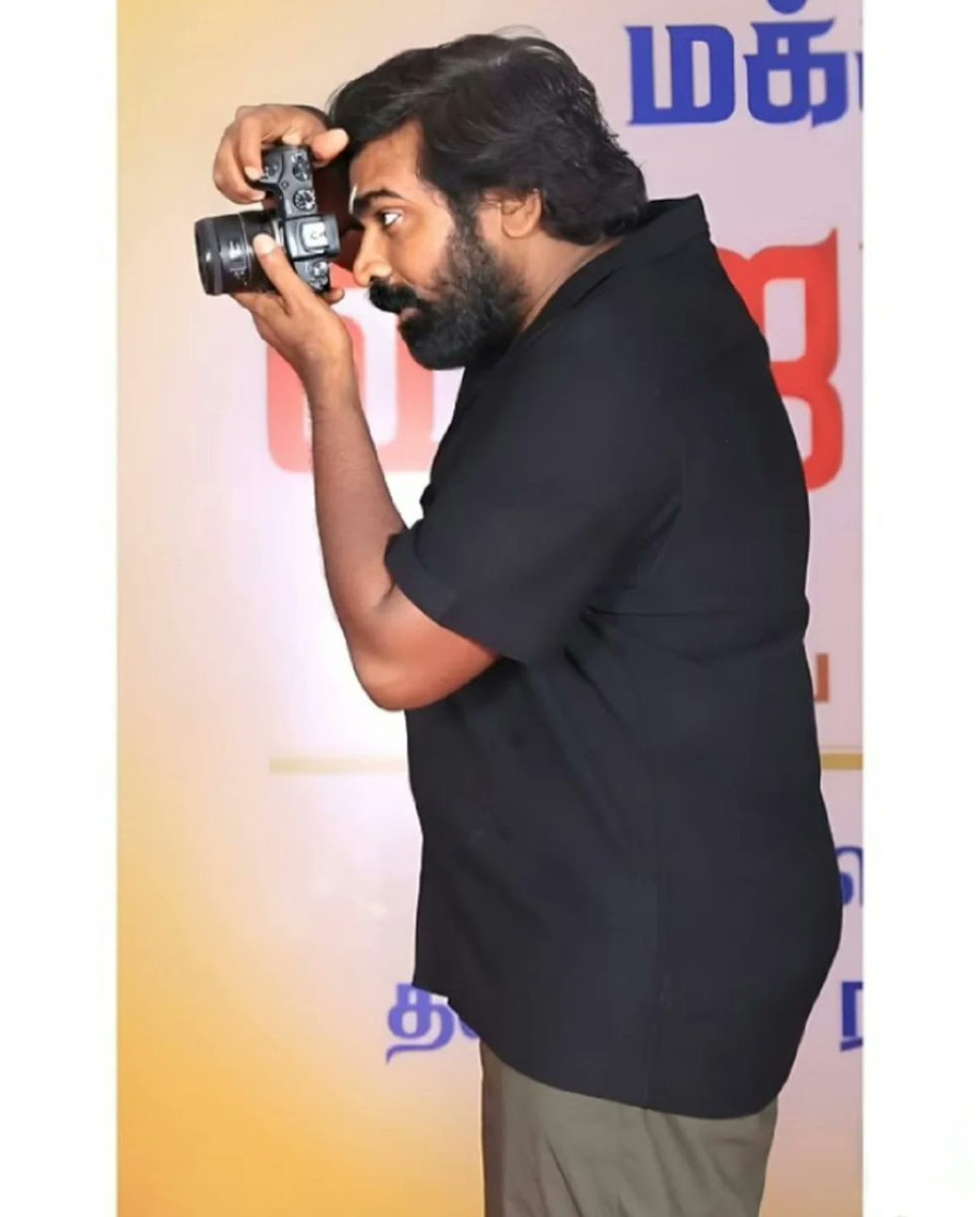 Madhumitha_99's tweet photo. Vijay Sethupathi anna recreates the #LifeOfRam moment during the fan meetup❤️🥰🤗😍😊
@VijaySethuOffl #VijaySethupathi 
#MakkalSelvan https://t.co/0ZdG5UvLUK