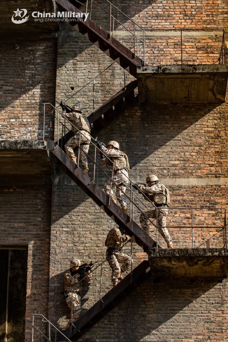 ChinaMilBugle's tweet image. Tactical Battle Formation: The photos show #commandos assigned to the Chinese People&apos;s Armed Police (PAP) Force Guangxi Corps moving in tactical battle formation while searching for targets during #counterterrorism training. #Chinamilitary #Photos