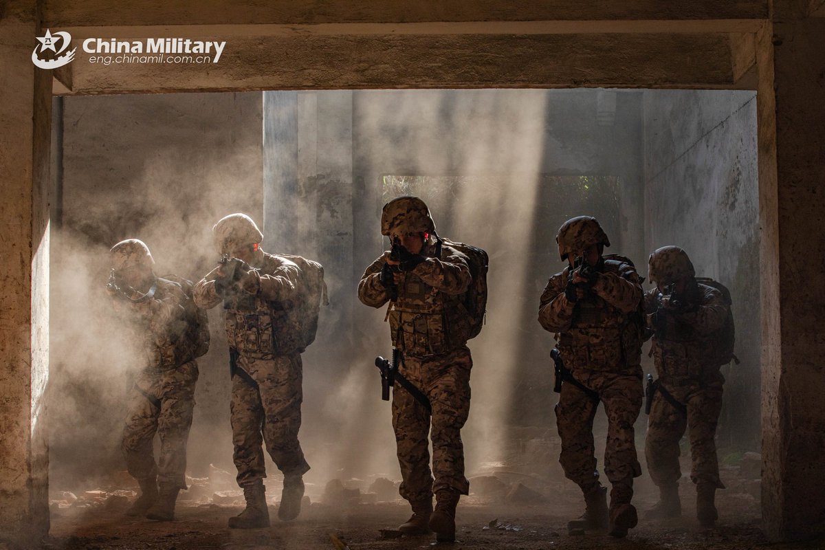 ChinaMilBugle's tweet image. Tactical Battle Formation: The photos show #commandos assigned to the Chinese People&apos;s Armed Police (PAP) Force Guangxi Corps moving in tactical battle formation while searching for targets during #counterterrorism training. #Chinamilitary #Photos