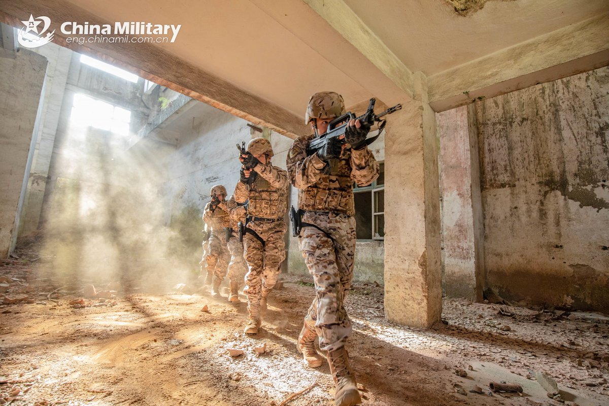 ChinaMilBugle's tweet image. Tactical Battle Formation: The photos show #commandos assigned to the Chinese People&apos;s Armed Police (PAP) Force Guangxi Corps moving in tactical battle formation while searching for targets during #counterterrorism training. #Chinamilitary #Photos