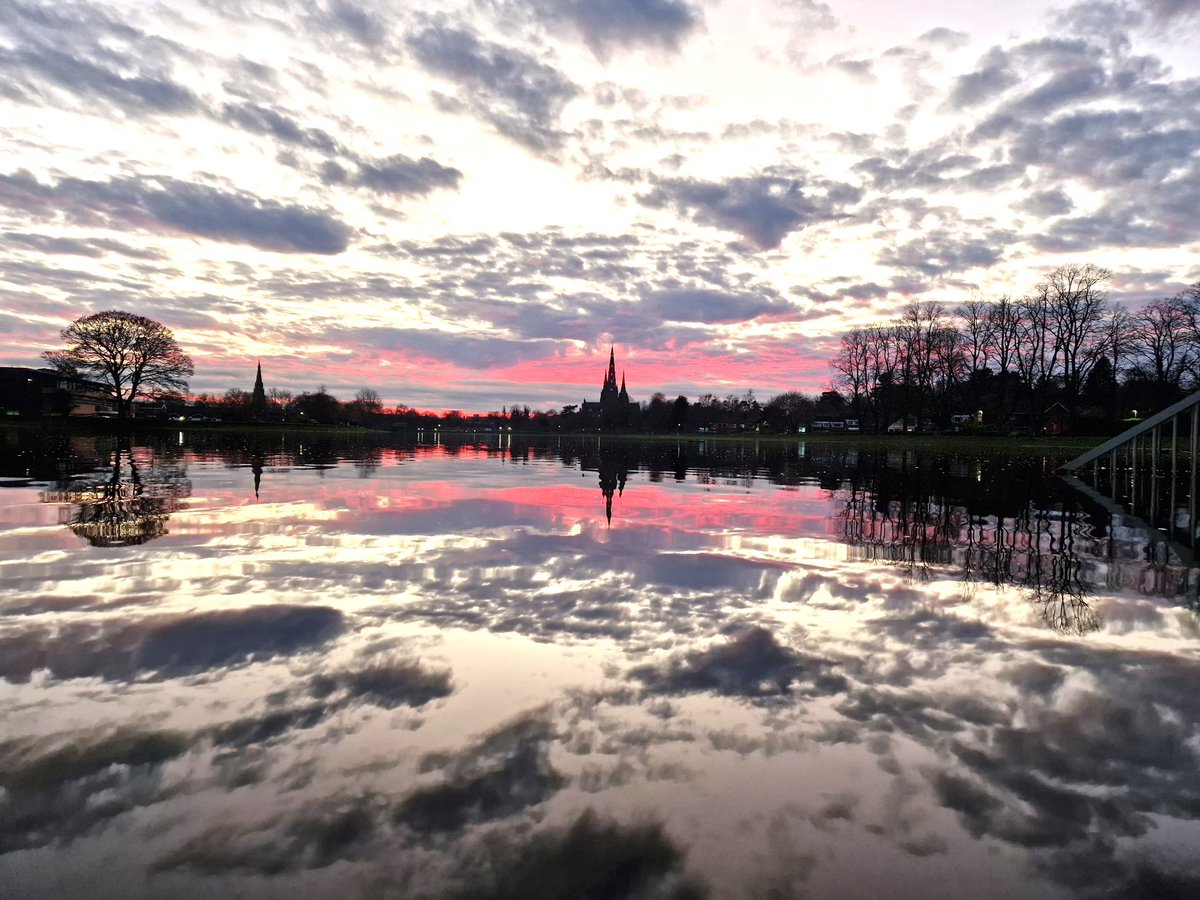 StaffordshireCC's tweet image. What a difference a day makes 😍
 
These beautiful shots of Stowe Pool in Lichfield were captured just 24 hours apart at around 4pm.
 
Thank you to Chris Stanley for sharing these incredible photos with us!

#Lichfield #Staffordshire #Photography