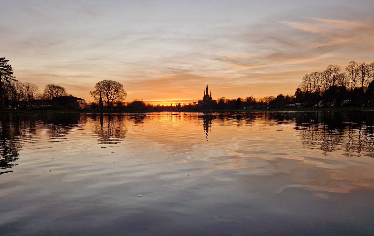 StaffordshireCC's tweet image. What a difference a day makes 😍
 
These beautiful shots of Stowe Pool in Lichfield were captured just 24 hours apart at around 4pm.
 
Thank you to Chris Stanley for sharing these incredible photos with us!

#Lichfield #Staffordshire #Photography