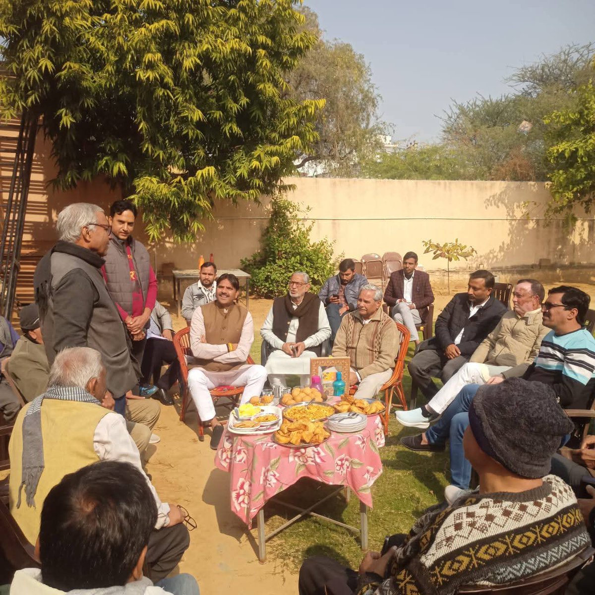 jogeshwarg's tweet photo. #नवलगढ़ विधानसभा से विधायक श्री विक्रम जी जाखल, विधानसभा संयोजक सुनील जी सामरा, हिन्दू जागरण मंच अध्यक्ष मोहनलाल जी चूड़ीवाल सहित पार्टी के कार्यकर्ताओं, पदाधिकारीयों के साथ बैठक आयोजित कर विभिन्न विषयों पर चर्चा की।।

#chiefwhiprajasthan  #jogeshwergargjalore #mlajalore #jalore https://t.co/gi6rBPbhy3