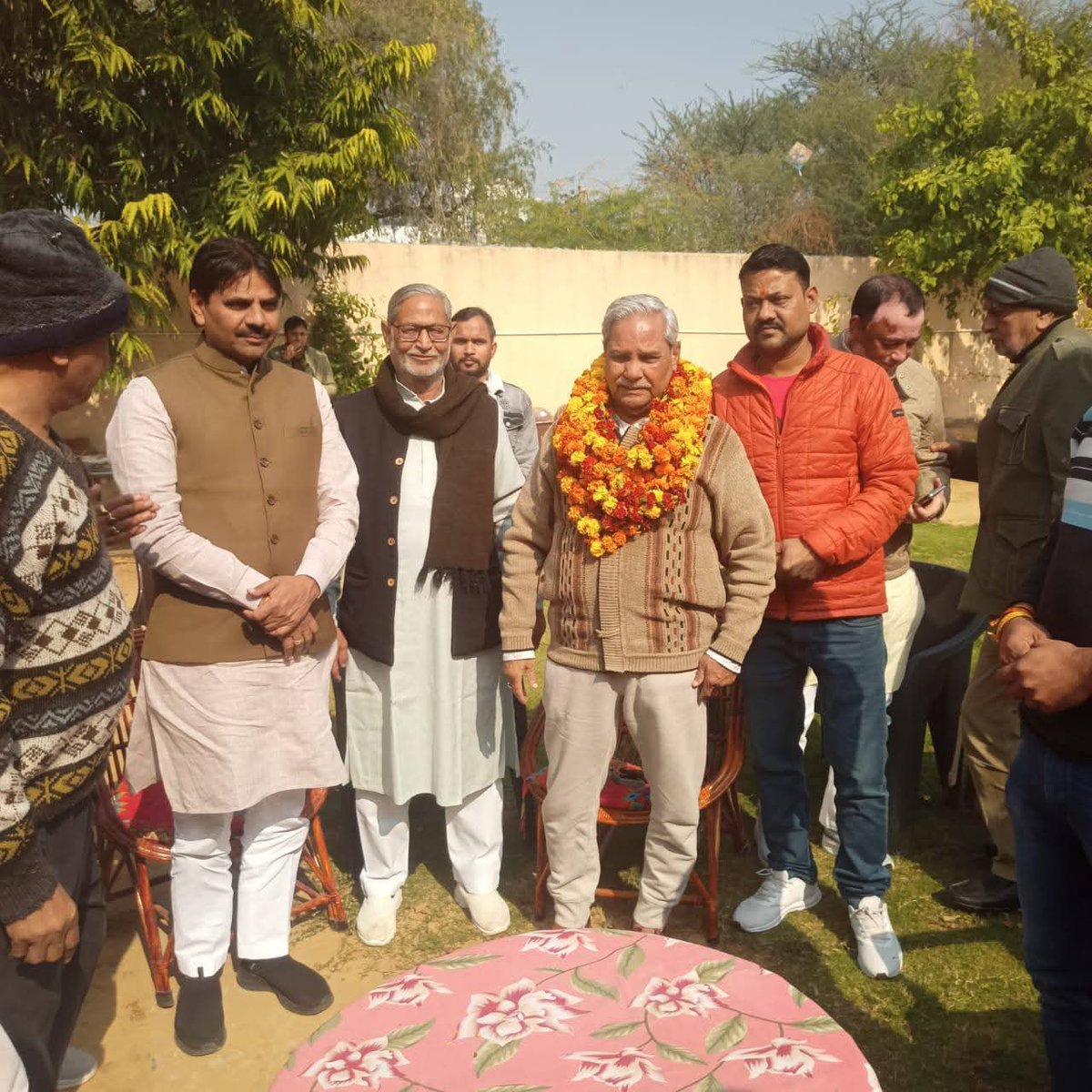jogeshwarg's tweet photo. #नवलगढ़ विधानसभा से विधायक श्री विक्रम जी जाखल, विधानसभा संयोजक सुनील जी सामरा, हिन्दू जागरण मंच अध्यक्ष मोहनलाल जी चूड़ीवाल सहित पार्टी के कार्यकर्ताओं, पदाधिकारीयों के साथ बैठक आयोजित कर विभिन्न विषयों पर चर्चा की।।

#chiefwhiprajasthan  #jogeshwergargjalore #mlajalore #jalore https://t.co/gi6rBPbhy3