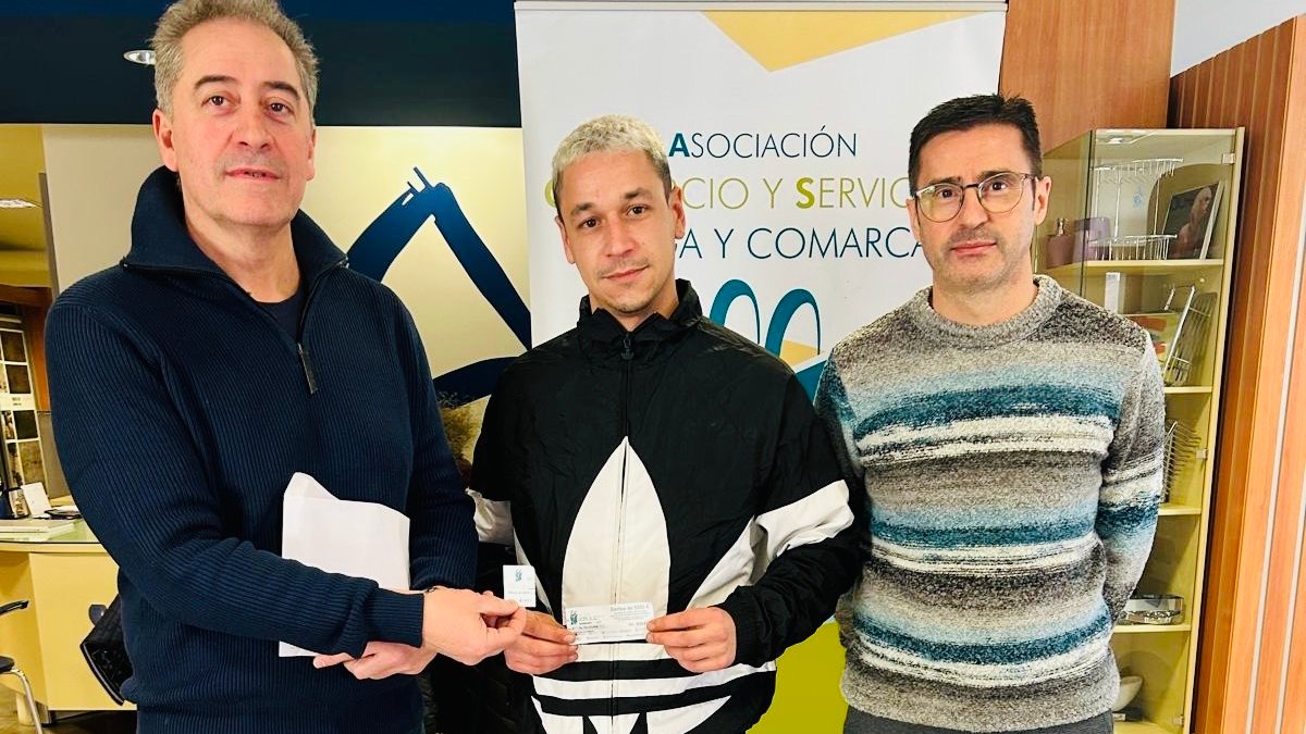 comerciofraga's tweet photo. Hoy es uno de esos días del año que nos gustan  especialmente, ya que durante la mañana hemos visitado los establecimientos 🛍💙💚 que repartieron suerte la pasada #CampañaNavideña entregando los 3 premios de 2000€ y el premio especial de 250€ de las aperturas en domingo 🫶 https://t.co/ILBBAzbH0C