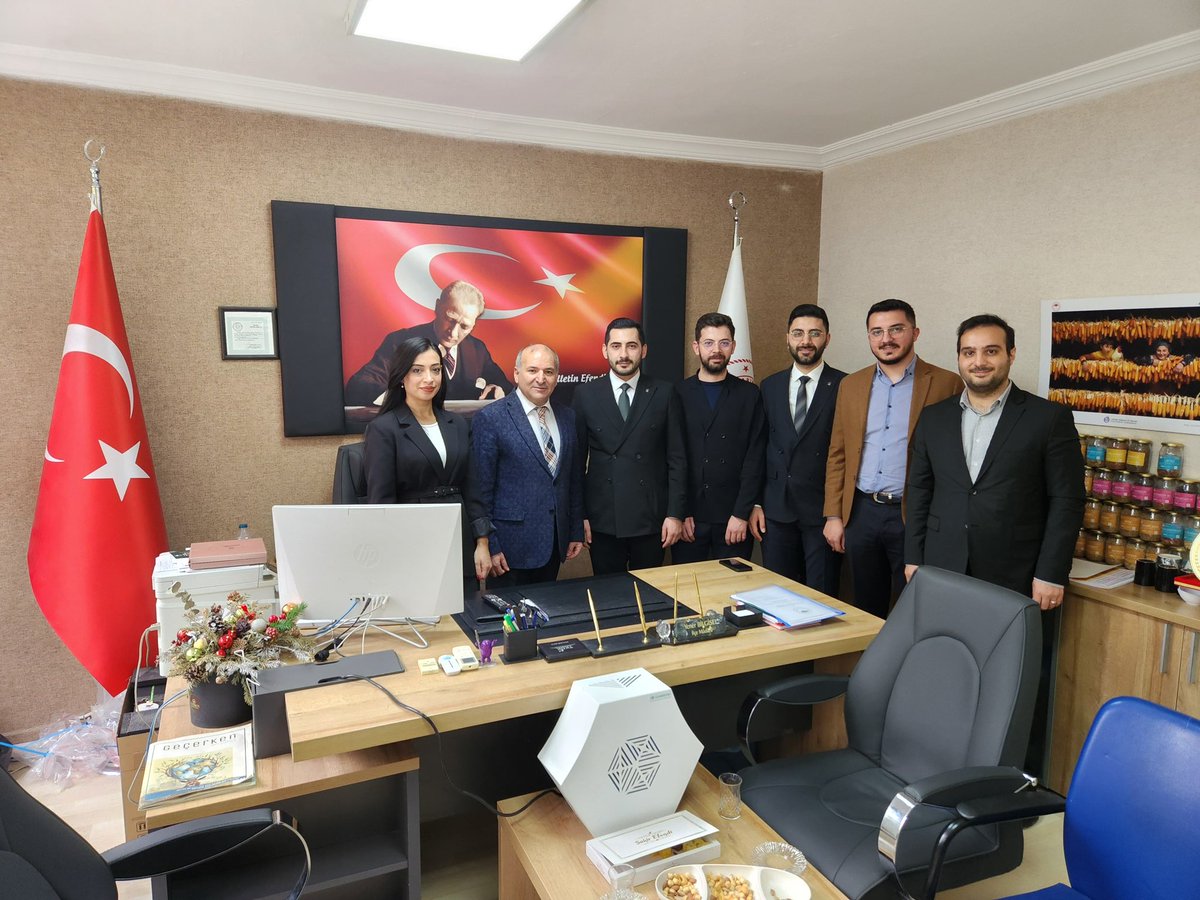 akcankayagenc's tweet photo. Gençlik Kolları Başkanımız Muhammed DUMAN ile birlikte, Çankaya İlçe Tarım ve Gıda Müdürü Sn. Yener BİLGİSEL’i ziyaret ettik.

Gösterdiği ilgi ve misafirperverlik için Müdürümüze teşekkür ederiz. https://t.co/8IseWC9C7a