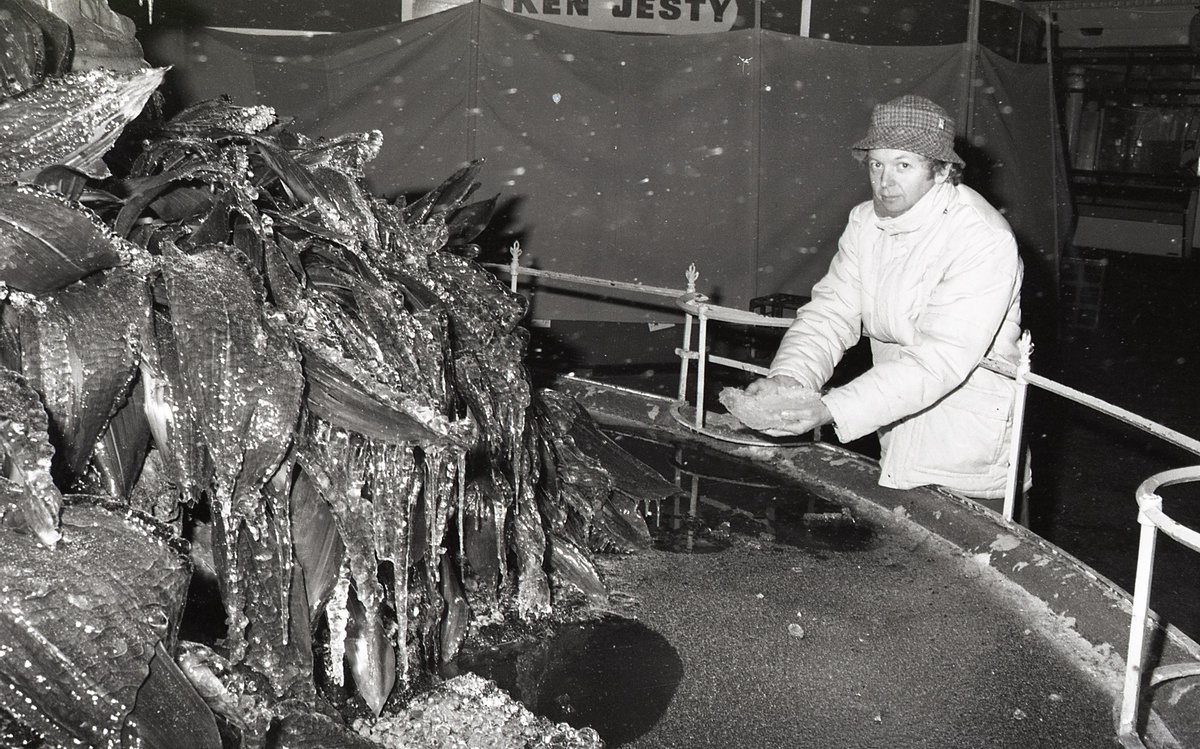 #JerseyCI was hit with freezing weather 40 yrs ago in Jan 1985, causing chaos for Islanders. Heavy #Snow fell and made travel difficult but provided lots of fun for youngsters, as these images from @JEPNews Photo Archive, held at #JerseyArchive, show.
#OurIslandStory <a href="/Jersey_Met/">Jersey Met</a>