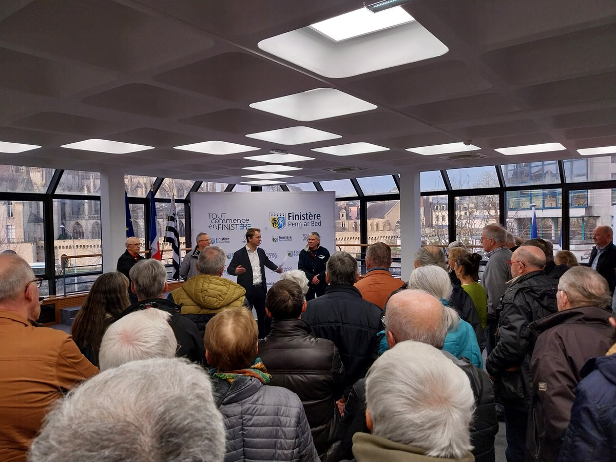 Département du Finistère (@finistere_29) on Twitter photo 🦺 <a href="/MaeldeCalan/">Maël de Calan 🇺🇦</a>, Président du Département, a remis leurs gilets de baliseurs aux bénévoles de la <a href="/ffrandonnee/">FFRandonnée</a> du Finistère.
👟🌳 Ces bénévoles s'impliquent dans la surveillance, la protection et l'entretien des grands itinéraires pédestres, permettant ainsi au plus grand nombre 🦺 <a href="/MaeldeCalan/">Maël de Calan 🇺🇦</a>, Président du Département, a remis leurs gilets de baliseurs aux bénévoles de la <a href="/ffrandonnee/">FFRandonnée</a> du Finistère.
👟🌳 Ces bénévoles s'impliquent dans la surveillance, la protection et l'entretien des grands itinéraires pédestres, permettant ainsi au plus grand nombre