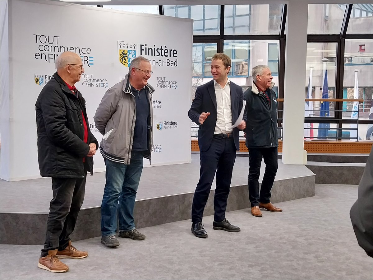 finistere_29's tweet photo. ��� @MaeldeCalan, Président du Département, a remis leurs gilets de baliseurs aux bénévoles de la @ffrandonnee du Finistère.

👟🌳 Ces bénévoles s'impliquent dans la surveillance, la protection et l'entretien des grands itinéraires pédestres, permettant ainsi au plus grand nombre de partager la richesse naturelle des sentiers.

🚶‍♀️ 𝘼𝙫𝙚𝙘 𝙥𝙡𝙪𝙨 𝙙𝙚 6 200 𝙠𝙢 𝙙𝙚 𝙨𝙚𝙣𝙩𝙞𝙚𝙧𝙨, 𝙡𝙚 𝙁𝙞𝙣𝙞𝙨𝙩𝙚̀𝙧𝙚 𝙚𝙨𝙩 𝙡𝙚 𝙙𝙚́𝙥𝙖𝙧𝙩𝙚𝙢𝙚𝙣𝙩 𝙡𝙚 𝙥𝙡𝙪𝙨 𝙧𝙞𝙘𝙝𝙚 𝙚𝙣 𝙞𝙩𝙞𝙣𝙚́𝙧𝙖𝙞𝙧𝙚𝙨 𝙙𝙚 𝙧𝙖𝙣𝙙𝙤𝙣𝙣𝙚́𝙚.