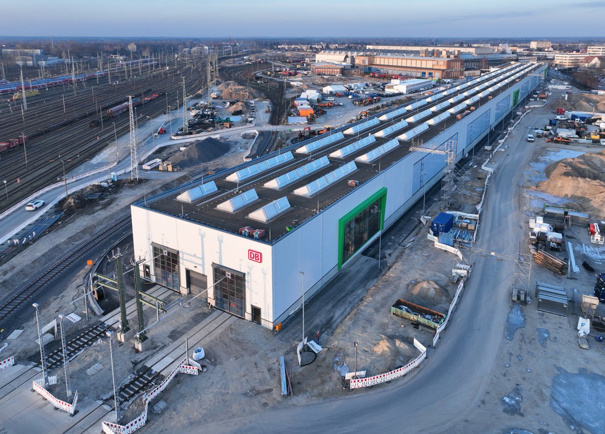MZnemak's tweet photo. Glückwunsch, Cottbus! 1 Jahr ist das neue ICE-Werk in Betrieb, die Teams haben 13 ICE 4 instandgehalten: Es läuft so rund, dass die DB schneller als geplant ihre ges. schwere Instandhaltung für den ICE 4 in CB bündelt.
#teamdb ©DB AG/O. Lang;V.Emersleben https://t.co/5a1ZTD6gVF