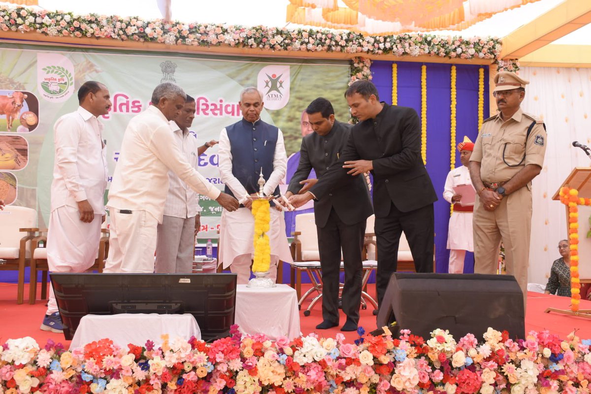 collectorjunag's tweet photo. માનનીય રાજ્યપાલશ્રી આચાર્ય દેવવ્રતજીના અધ્યક્ષ સ્થાને આજરોજ માણાવદર તાલુકાના મરમઠ ગામ ખાતે “પ્રાકૃતિક કૃષિ પરિસંવાદ” યોજાયો.(1/2)

@ADevvrat @CMOGuj @revenuegujarat 
@RaghavjiPatel @JayantiRavi @GovernorofGuj @InfoJunagadhGoG https://t.co/t13kyTdvXY