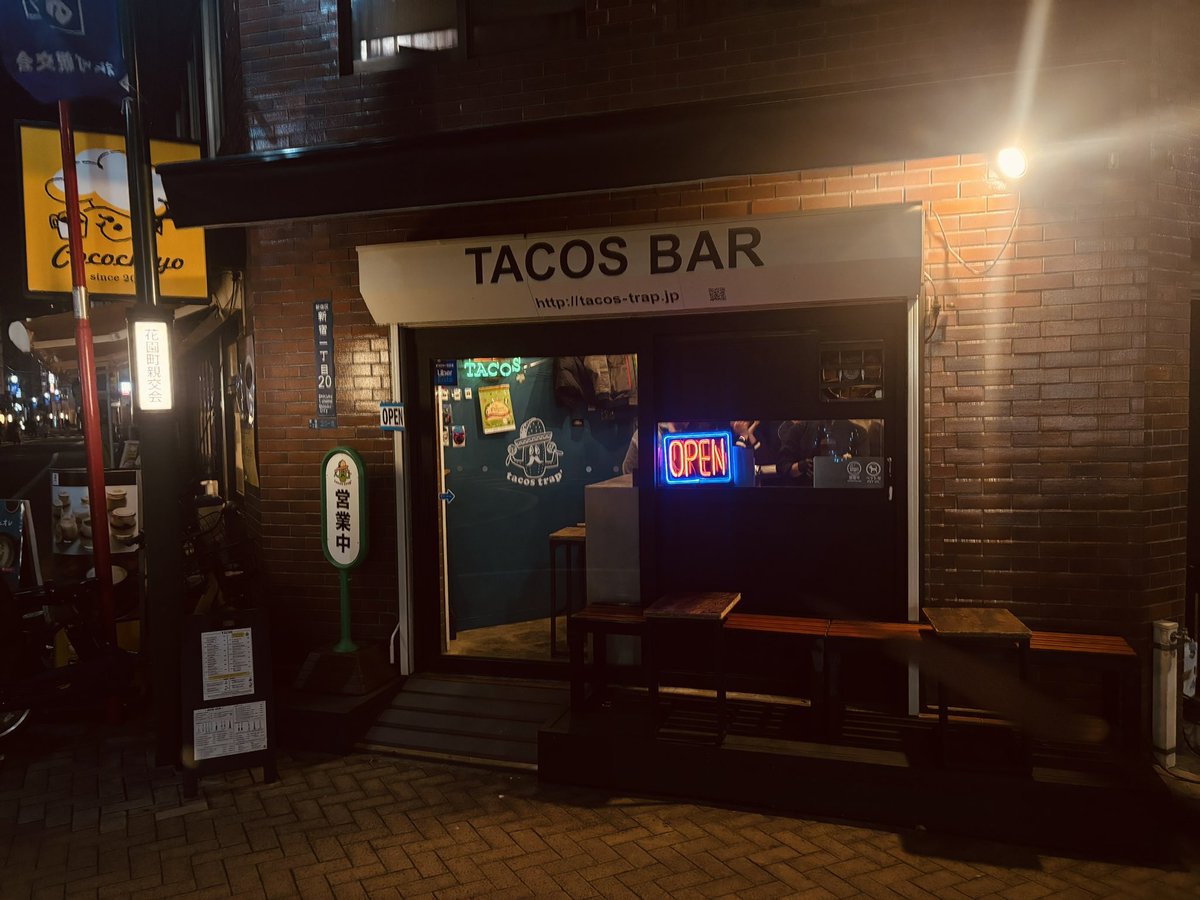 majyokkorei's tweet photo. 新宿御苑 タコストラップ タコス500円より 本格メキシカンタコス。捏ねたばかりの生地で香りが最高にいい。ポークカルニータス、都内で食べたもので一番うまいまである！独創的で華やかなトッピングは食べても美味しい。メスカルを使ったカクテルに感動した。魔法のフライドポテトは必ず頼んだ方がいい https://t.co/JgLqRFaAJj
