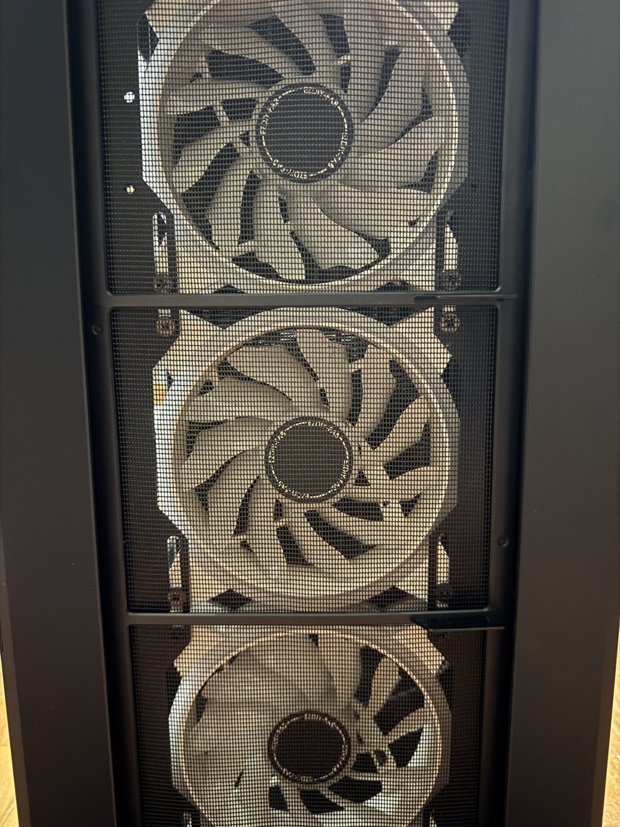 Rub1_game's tweet photo. 2年掃除してないPCのビフォーアフター https://t.co/5MiSHy5Urr