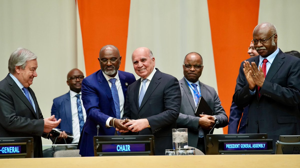 Felicitamos a Iraq, Estado fundador del #G77 y China, por asumir en 2025 como Presidente de ese grupo de países del Sur.

Deseamos éxitos a la presidencia iraquí, a la que reiteramos el apoyo de #Cuba.

Apreciamos gestión realizada por Uganda al frente de la agrupación en 2024.