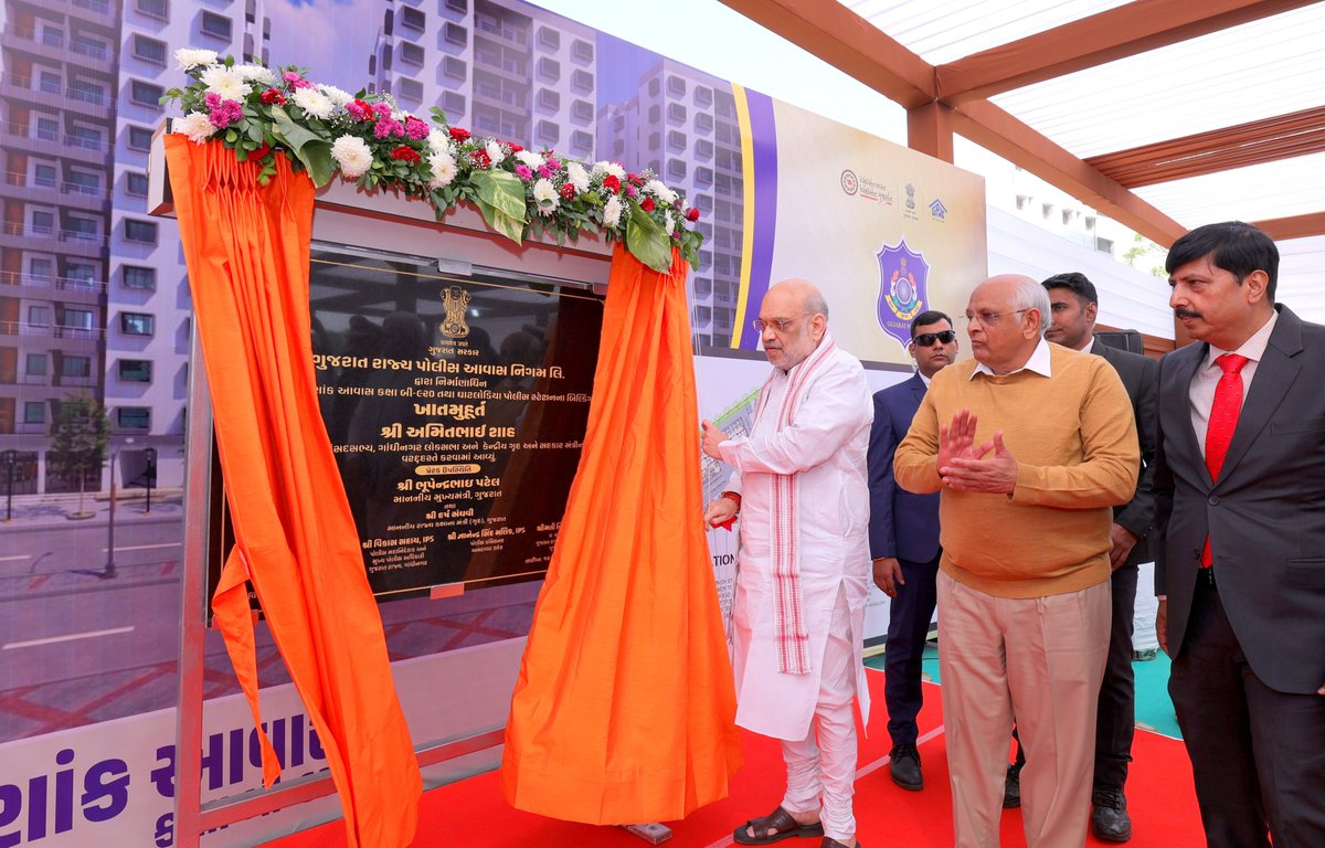 AmitShah's tweet photo. मोदी जी के नेतृत्व में केंद्र और राज्य सरकारें पुलिस बलों के कल्याण के लिए प्रतिबद्ध हैं। इसी दिशा में, अहमदाबाद में गुजरात पुलिस के लिए 920 आवासीय भवनों और एक पुलिस स्टेशन का शिलान्यास किया।

ये भवन गुजरात पुलिस कर्मियों व उनके परिवारजनों को सुविधासंपन्न और आधुनिक आवास प्रदान कर उनकी जीवनशैली को बेहतर बनाएँगे।

મોદીજીના નેતૃત્વમાં કેન્દ્ર અને રાજ્ય સરકારો પોલીસ દળોના કલ્યાણ માટે સંપૂર્ણપણે પ્રતિબદ્ધ છે. આ અન્વયે આજે અમદાવાદ (ગુજરાત) ખાતે ગુજરાત પોલીસ માટે 920 રહેણાંક આવાસો તેમજ એક પોલીસ સ્ટેશનનો શિલાન્યાસ કરવામાં આવ્યો.

આ ઈમારતો ગુજરાત પોલીસ કર્મચારીઓ અને તેમના પરિવારોને સુવિધાસંપન્ન અને આધુનિક આવાસ પ્રદાન કરીને તેમની જીવનશૈલીમાં પણ સુધારો કરશે.