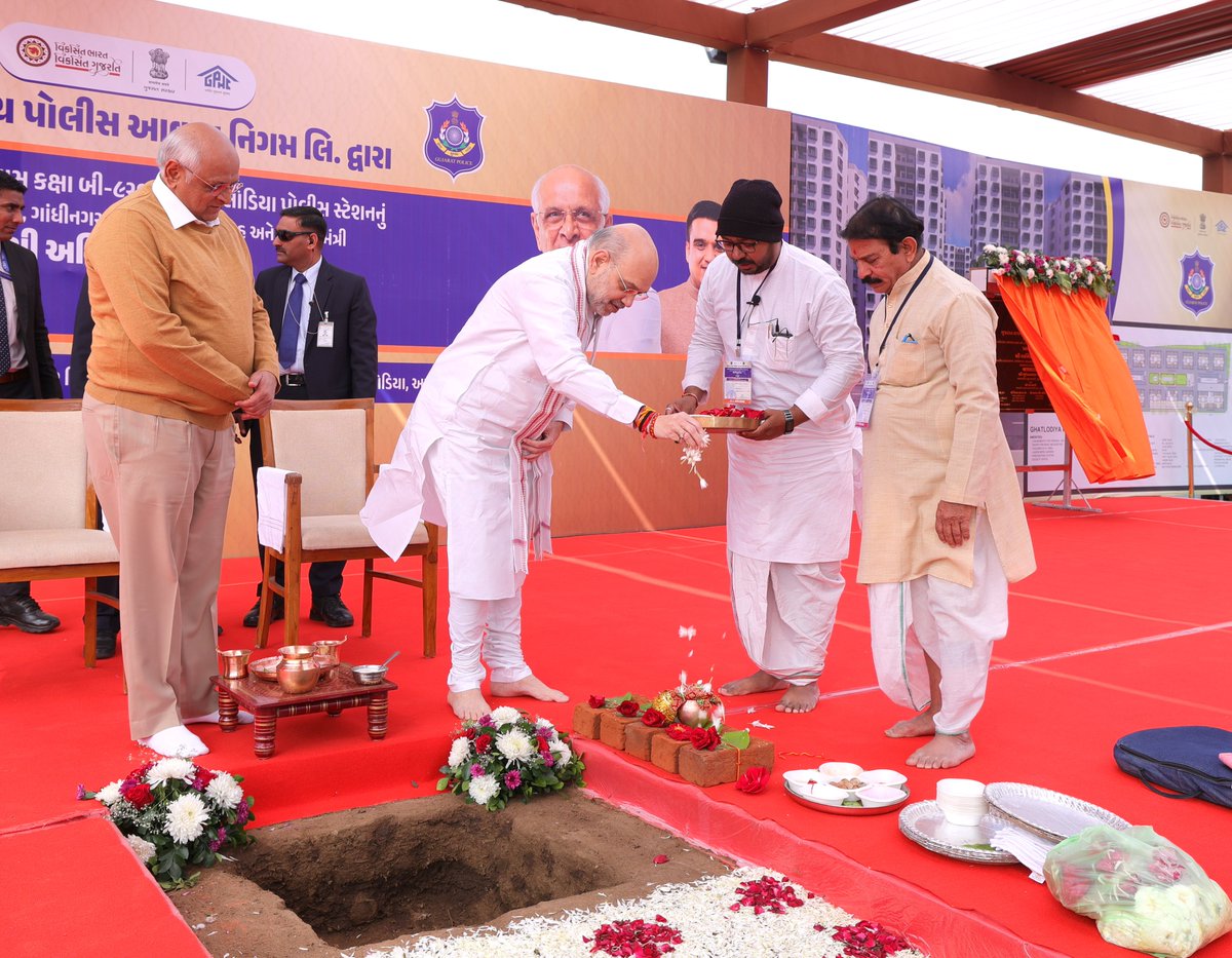 AmitShah's tweet photo. मोदी जी के नेतृत्व में केंद्र और राज्य सरकारें पुलिस बलों के कल्याण के लिए प्रतिबद्ध हैं। इसी दिशा में, अहमदाबाद में गुजरात पुलिस के लिए 920 आवासीय भवनों और एक पुलिस स्टेशन का शिलान्यास किया।

ये भवन गुजरात पुलिस कर्मियों व उनके परिवारजनों को सुविधासंपन्न और आधुनिक आवास प्रदान कर उनकी जीवनशैली को बेहतर बनाएँगे।

મોદીજીના નેતૃત્વમાં કેન્દ્ર અને રાજ્ય સરકારો પોલીસ દળોના કલ્યાણ માટે સંપૂર્ણપણે પ્રતિબદ્ધ છે. આ અન્વયે આજે અમદાવાદ (ગુજરાત) ખાતે ગુજરાત પોલીસ માટે 920 રહેણાંક આવાસો તેમજ એક પોલીસ સ્ટેશનનો શિલાન્યાસ કરવામાં આવ્યો.

આ ઈમારતો ગુજરાત પોલીસ કર્મચારીઓ અને તેમના પરિવારોને સુવિધાસંપન્ન અને આધુનિક આવાસ પ્રદાન કરીને તેમની જીવનશૈલીમાં પણ સુધારો કરશે.
