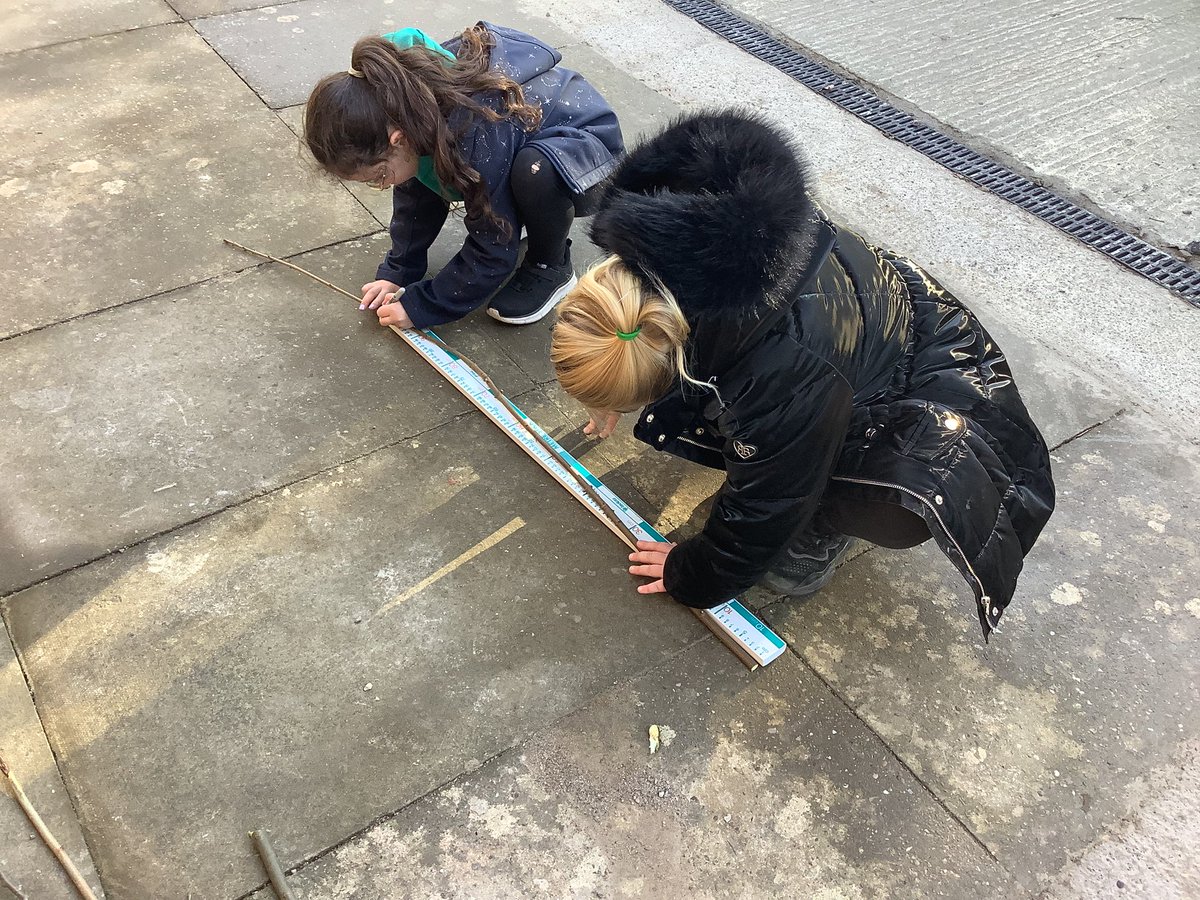 ysgolswnydon's tweet photo. Continuing on from last week’s measurement lesson Dosbarth Derwen are now making our own meter sticks and 30cm rulers using sticks ready to use in our outdoor area… https://t.co/spwBPJWds3