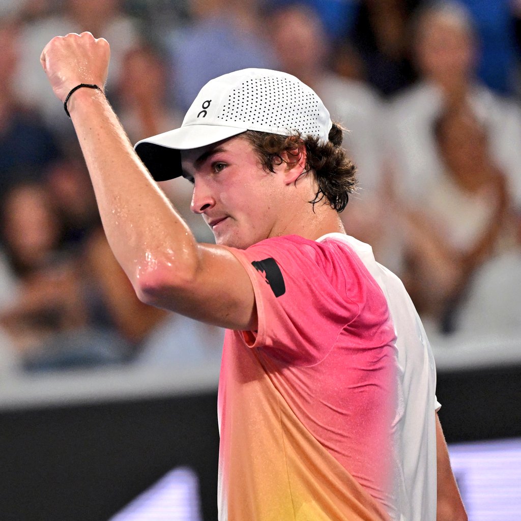 𝐍𝐚𝐬𝐜𝐞 𝐮𝐦𝐚 𝐞𝐬𝐭𝐫𝐞𝐥𝐚. ⭐🇧🇷

João FONSECA bate o top-10 Andrey Rublev na sua estreia em Grand Slams por 7-6 6-3 7-6 e avança para a R2 do #AusOpen. Predestinado. ✨🔥