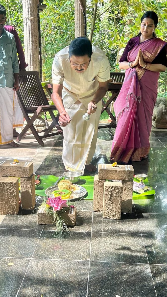 kannansankar6's tweet image. அம்மா மக்கள் முன்னேற்றக்கழகத்தின் பொதுச்செயலாளர் மக்கள்செல்வர் பண்பாளர் அண்ணன் திரு டிடிவி தினகரன் அவர்கள் குடும்பத்துடன் பொங்கல் வைத்து கொண்டாடினார்கள்.

kannansankar K.K.D.I.T. ITWING TTVDinakaran_politicsS ⚘🔥